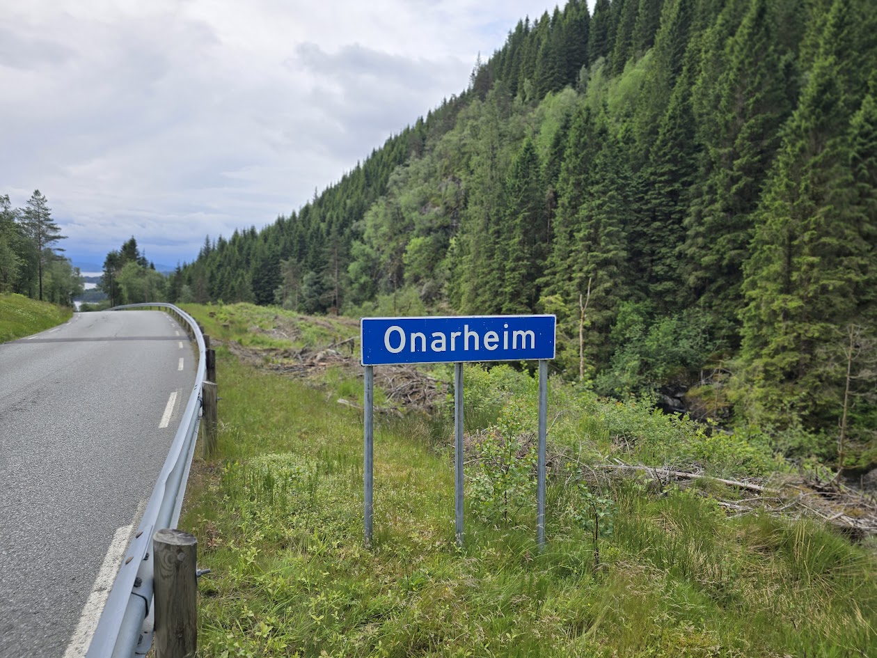 Road sign for the village of Onarheim
